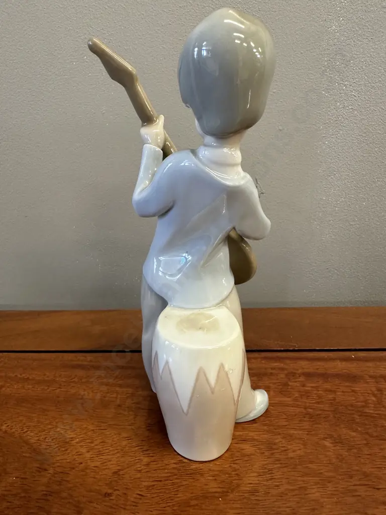 Lladro "Boy With Guitar" H19cm. Image 1++